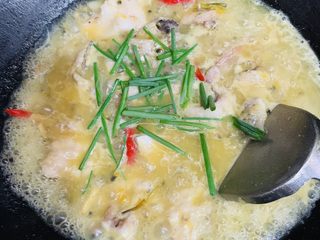 33、百香果水煮鱼(向往的生活同款),加入剩余葱段。