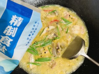 34、百香果水煮鱼(向往的生活同款),一小撮盐，刚才煎鱼有加盐了，所以加少一些。