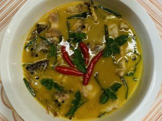 35、百香果水煮鱼(向往的生活同款),倒入盆里加入薄荷叶点缀。