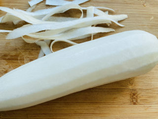 3、鲫鱼萝卜丝汤,白萝卜去皮洗净