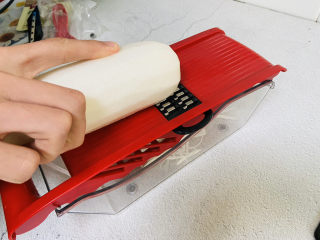 4、鲫鱼萝卜丝汤,擦丝，此切菜器是网厨商城用积分兑换的，挺好用哒