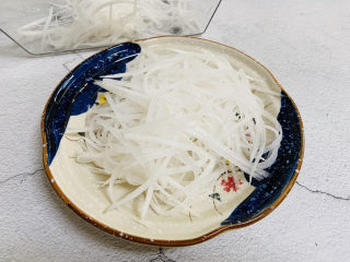 5、鲫鱼萝卜丝汤,装盘备用