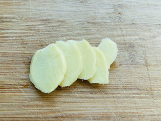 6、鲫鱼萝卜丝汤,姜片