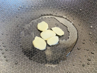 8、鲫鱼萝卜丝汤,起油锅放入姜片爆香