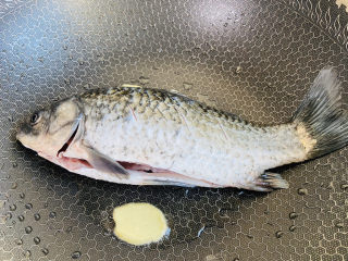 9、鲫鱼萝卜丝汤,放入鲫鱼两面煎