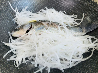 10、鲫鱼萝卜丝汤,放入萝卜丝