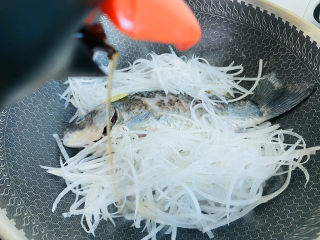 11、鲫鱼萝卜丝汤,烹入少许料酒去腥