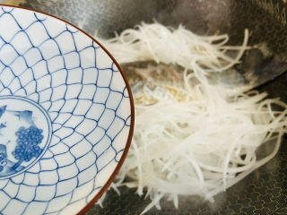 12、鲫鱼萝卜丝汤,加入两碗热水