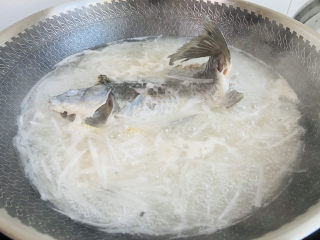 13、鲫鱼萝卜丝汤,大火烧开转中小火煮十分钟