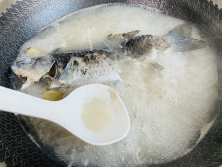 14、鲫鱼萝卜丝汤,撇去浮末