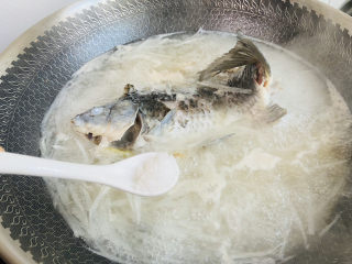 15、鲫鱼萝卜丝汤,加入1小茶匙盐