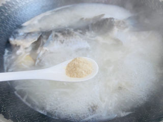 16、鲫鱼萝卜丝汤,加入1小茶匙白胡椒粉