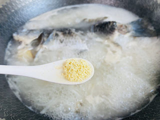 17、鲫鱼萝卜丝汤,鸡精调味