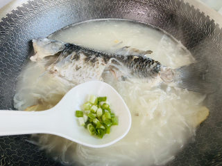18、鲫鱼萝卜丝汤,撒入葱花