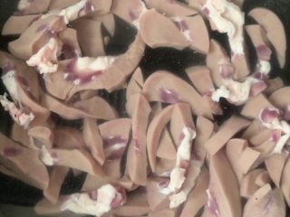 3、猪腰汤,放凉水料酒煮