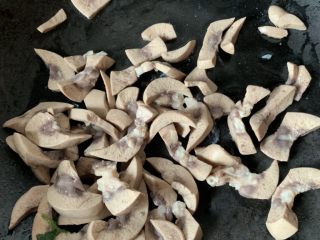 5、猪腰汤,倒掉第一次的水捞出热水洗