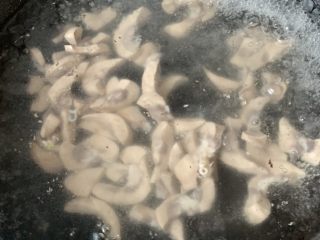 6、猪腰汤,热水煮