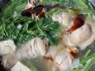 16、猪腰汤,放料酒搅拌均匀