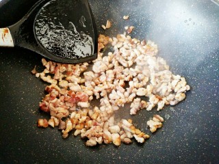 2、#猪年#辣子肉,热锅凉油放入肉末，炒至变色