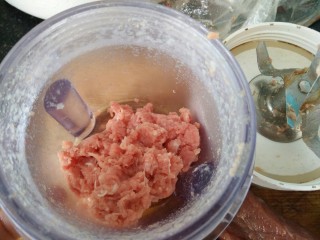 2、中餐厅~番茄牛丸汤,分几次放搅拌杯里绞肉至细腻