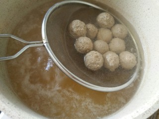 11、中餐厅~番茄牛丸汤,如图,肉丸浮在水面上,即可捞出