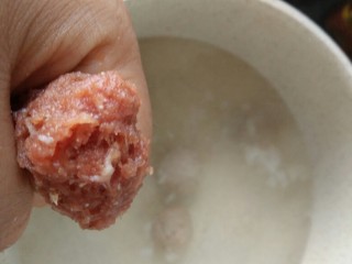 10、中餐厅~番茄牛丸汤,虎口挤丸子如图,水温不要超过90度