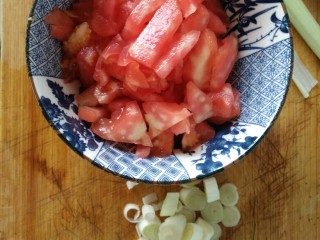 12、中餐厅~番茄牛丸汤,葱姜切好,西红柿提前去皮,切小块!