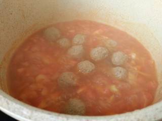 16、中餐厅~番茄牛丸汤,煮开后直接把牛肉丸放入,小火炖煮5分钟,撒少许盐和胡椒粉即可关火