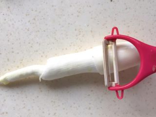3、双脆时蔬,茭白洗净削皮,建议茭白去皮,减少农药残留