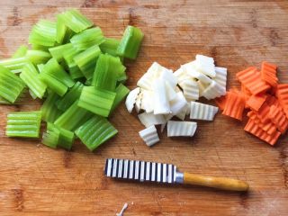 5、双脆时蔬,用雕刻刀切成花刀,没有就切成薄片