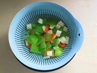 10、双脆时蔬,这个步骤最关键:焯好的食材倒进沥水篮沥干水分再泡进冷水里