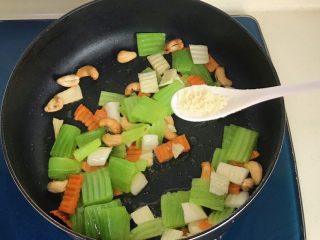 15、双脆时蔬,撒一些鸡精炒匀