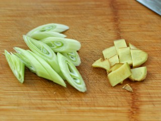 3、香酥炸鸡柳,切葱花和姜片