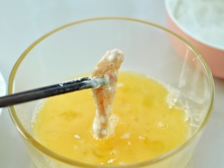 9、香酥炸鸡柳,再放入打散的鸡蛋液中裹满蛋液