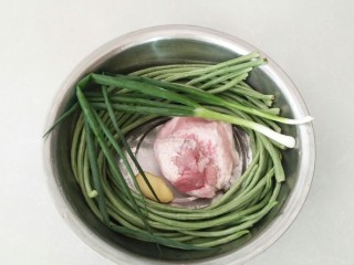 2、早餐生煎包,豆角，猪肉，葱，姜，清洗干净。