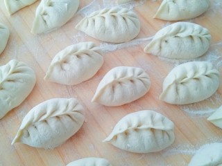 11、早餐生煎包,以此类推做好全部的包子，醒发15分钟，包子皮鼓起来，拿起一个包子，感觉轻轻的，面皮里面充满空气就醒发到位。