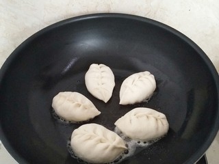 12、早餐生煎包,煎锅放2汤匙花生油，摆放包子，中小火烙至底部金黄色。