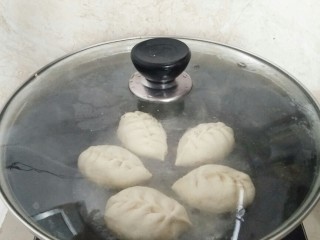 14、早餐生煎包,盖上锅盖，煎至水分收干。