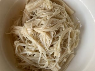 4、酸汤肥牛,捞出沥干,放入一个大碗中备用。