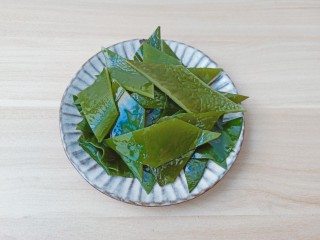 3、海带冬瓜汤,海带切成菱形状。