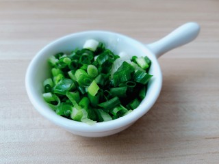 4、海带冬瓜汤,小葱切成葱花。