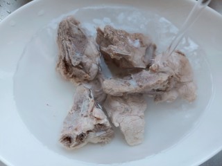 8、海带冬瓜汤,焯水后的排骨用清水洗去浮沫。