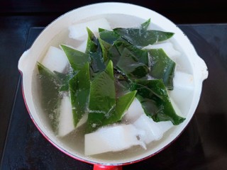 11、海带冬瓜汤,加入海带块。