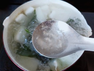 12、海带冬瓜汤,大火继续炖至15分钟。炖煮期间撇去表面的浮沫。