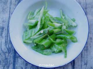 3、青椒炒豆干,青椒两个洗干净切成丝