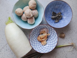 1、萝卜肉丸汤,首先我们准备好所有食材
