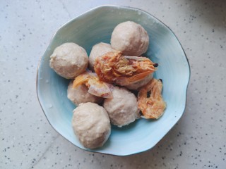 3、萝卜肉丸汤,肉丸子和虾干温水冲洗一下