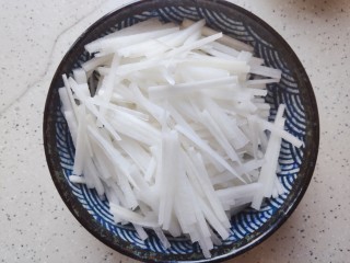 4、萝卜肉丸汤,萝卜去皮洗净之后切成丝