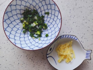 5、萝卜肉丸汤,小葱洗净切碎，生姜去皮洗净之后切成丝