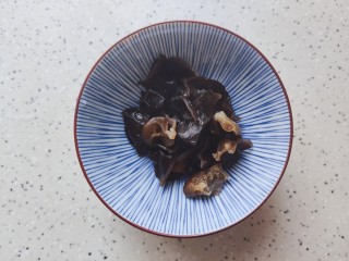 6、萝卜肉丸汤,泡发好的木耳去蒂，洗净之后撕成小朵